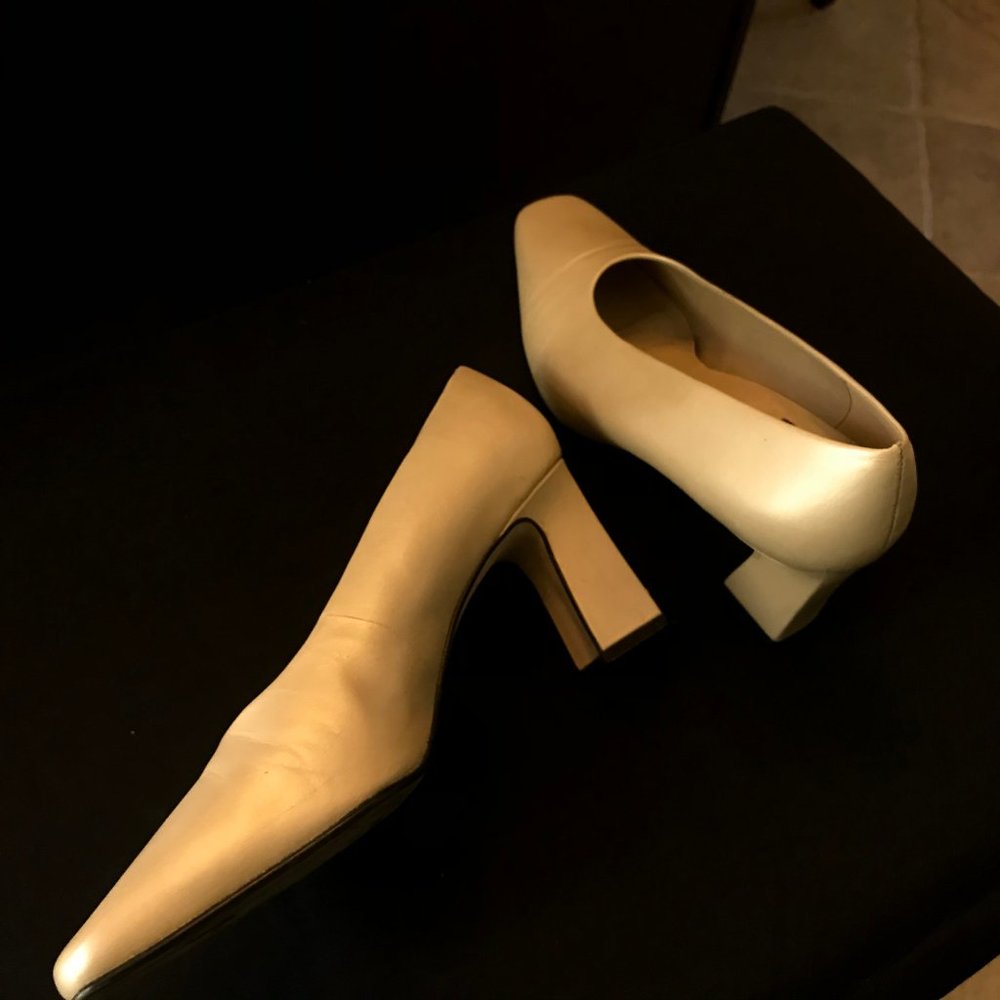 NINE WEST Pearlescent 90s Chunky Heel Pumps